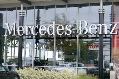 Bordeaux, Aquitaine / Fransa - 10 17 2019: Mercedes Benz araba bayii bayii logosu