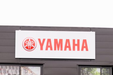 Bordeaux, Aquitaine / Fransa - 10 17 2019: Yamaha motosiklet dükkanı yeni motosiklet aksesuarları