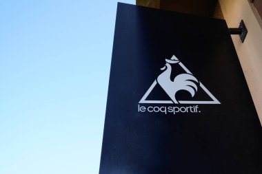 Bordeaux, Aquitaine / Fransa - 10 17 2019: Le coq sportif logo tabela mağazası Fransız spor ayakkabıları ve spor aksesuarları üreticisi
