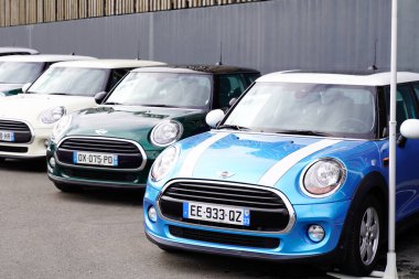Bordeaux, Aquitaine / Fransa - 10 17 2019: Mini Cooper bayiliğinin önüne park edilmiş bir araba.