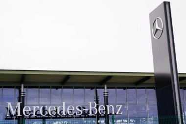 Bordeaux, Aquitaine / Fransa - 10 17 2019: Alman otomobil üreticisi Mercedes-Benz amblem amblemi satıcısı