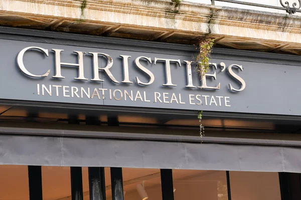 Burdeos Aquitania Francia 2019 Christies Sign Real Estate Luxury Store — Foto de Stock