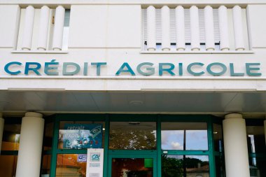 Bordeaux, Aquitaine / Fransa - 10 17 2019: Credit Agricole logo ca store logo acentesi ön cephe penceresini imzaladı