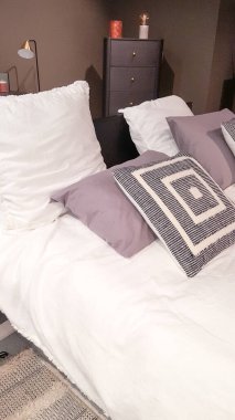 Gri yatak odası detay yastığı beyaz yatak