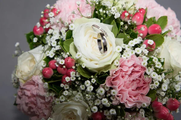 Par Anéis Casamento Flores Buquê Noiva — Fotografia de Stock