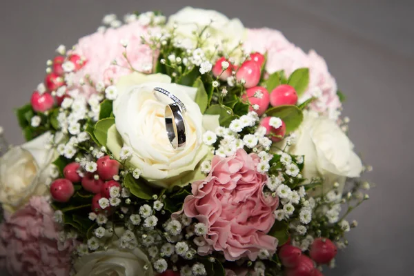 Anéis Casamento Perto Flores Buquê Casamento — Fotografia de Stock