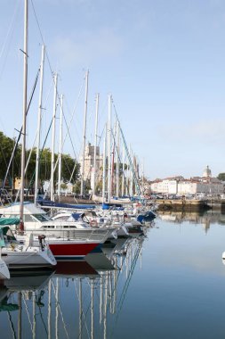 La Rochelle, Aquitaine / France - 10 23 2019: Charente France 'da La Rochelle Limanı' nda yelkenli tekne