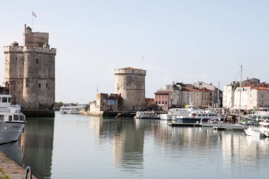 La Rochelle, Aquitaine / France - 10 23 2019: Fransa 'nın La Rochelle şehrindeki iki antik kale limanı