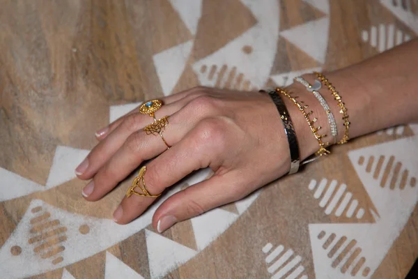 Hermosa Mano Con Anillos Joyería Oro Plata Pulseras Mujer Moda — Foto de Stock