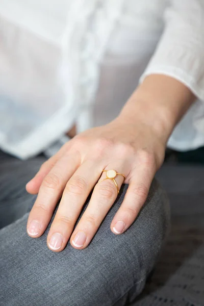 Primer Plano Anillos Elegantes Mujer Dedo Mano Pierna Jeans Concepto — Foto de Stock