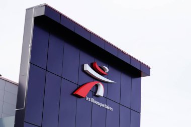 Bordeaux, Aquitaine / France - 10 23 2019: Fransa 'da Intermarche mağazası Les Mousquetaires perakende satış grubu logosu