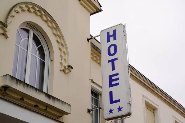 Semnul Alb Hotelului Scrie Albastru Două Stele Strada Clădirii Fațadei — Fotografie, imagine de stoc
