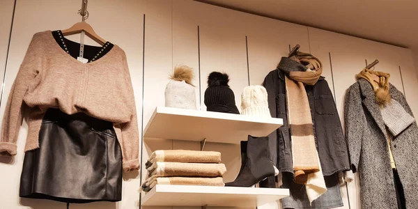 室内ショッピングファッション女性服冬コレクション — ストック写真