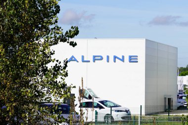 Bordeaux, Aquitaine / Fransa - 10 27 2019: Alpine A110 bayii tabela mağaza amblemi duvarda
