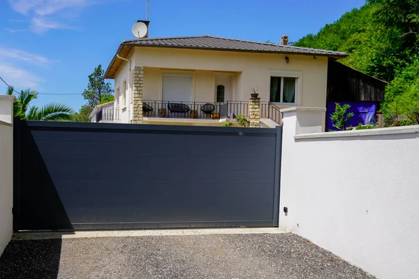 Porte Métallique Gris Foncé Aluminium Maison Avec Portail Noir Pour — Photo