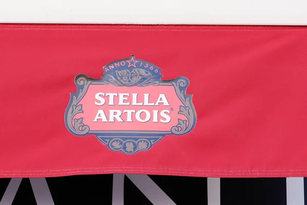 法国阿基坦 波尔多 2020年05月5日 Stella Artois啤酒 比利时标志标志 墙上的酒吧 — 图库照片