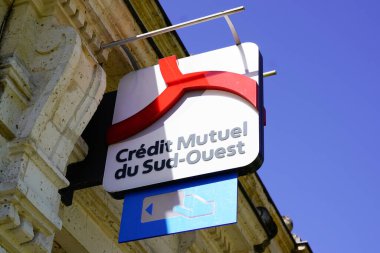 Bordeaux, Aquitaine / France - 05 05 05 2020: Bankanın sokaktaki bankasının kredi ve ATM logosu