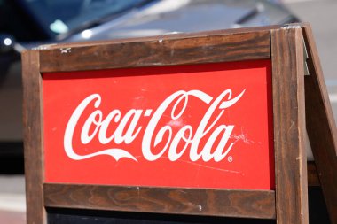 Bordeaux, Aquitaine / France - 05 05 05 2020: Kahve dükkanının teras kafesinde Coca Cola tabelası logosu