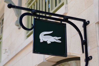 Bordeaux, Aquitaine / France - 05 05 05 2020: Fransız spor giyim mağazasının Lacoste tabela logosu