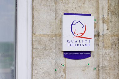 Bordeaux, Aquitaine / Fransa - 06 01 2020: Fransız konukseverliği ve turizm hizmetleri için devlet logosu garantisi