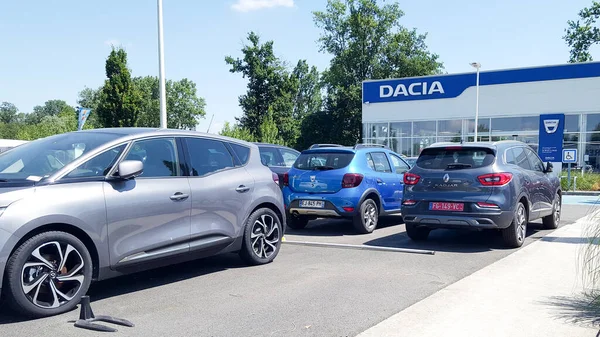ボルドー アキテーヌ フランス 2020年 ルーマニアの自動車メーカーの駐車とダチアのディーラーのロゴのサイン — ストック写真