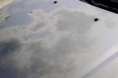Eski motor kaputu grisi, ön kaputunda soluk boya lekesi var.