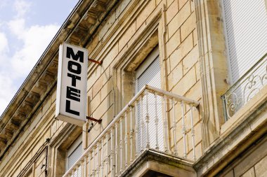 Turizm şehrindeki Bina Üzerine Motel İmza metni