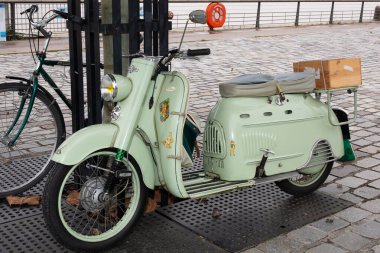 Bordeaux, Aquitaine / Fransa - 06 01 2020: Manurhin klasik scooter Fransa 'da sokağa park edildi