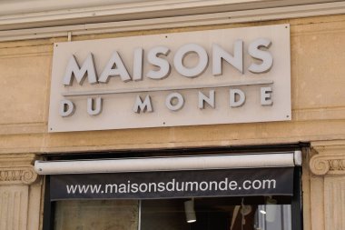 Bordeaux, Aquitaine / Fransa - 06 01 2020: Fransız dekorasyon zincirinin ön cephesindeki maisons du monde mağaza logosu