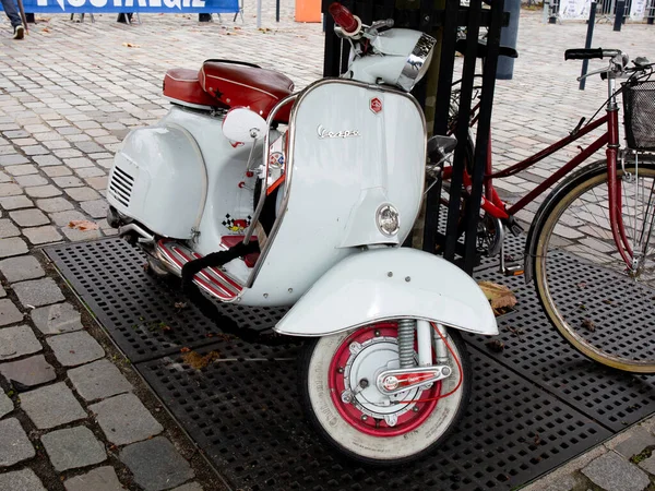 Bordeaux Aquitaine France 2020 Vespa Vintage Scooter Blanc Rouge Dans — Photo