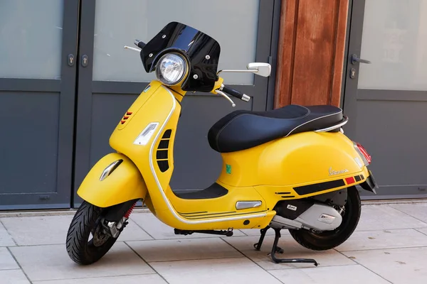 Burdeos Aquitania Francia 2020 Vespa Moto Amarilla Marca Italiana Scooter — Foto de Stock