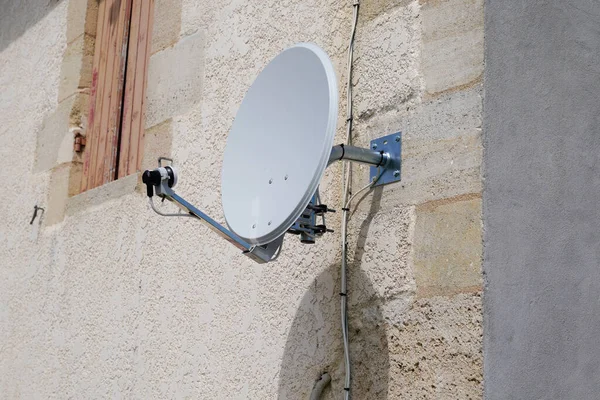 Antenne Parabolique Sur Mur Maison Pour Les Chaînes Télévision Par — Photo