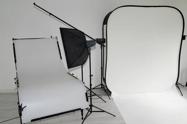 Studioaufnahme Mit Weißer Tischeinrichtung Innenausstattung Für Produkt Objektbild Isolierten Hintergrund — Stockfoto
