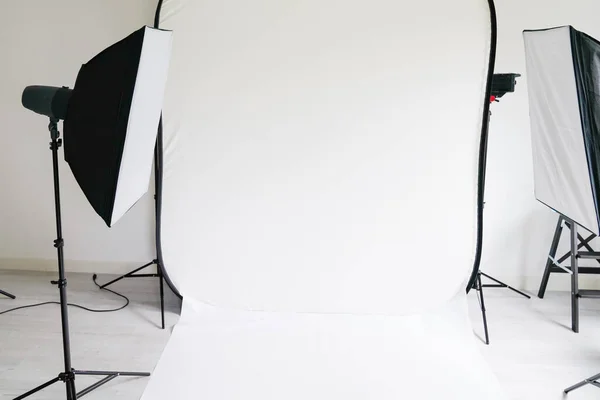 白色专业摄影演播室 室内光线明亮 可拍摄带有现代软盒闪光灯的模特 — 图库照片