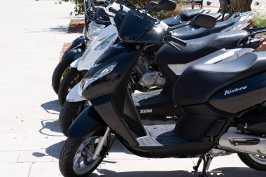Bordeaux, Aquitaine / Fransa - 06 01 2020: Kisbee Peugeot ve Sym Scooter 'lar şehir sokağına park edildi