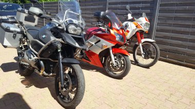 Bordeaux, Aquitaine / Fransa - 06 01 2020: Üç büyük motosiklet BMW macerasıyla sokağa park edilmiş Gs Yamaha fjr 1300 ve Tenere Trail Vintage