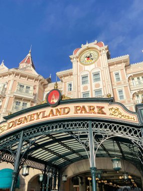 Marne-la-Vallee, Paris / Fransa - 06 01 2020: Fransa 'da Paris Marne la Vallee' de Disneyland Park Fransız girişi