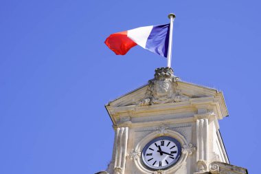 Arcachon Fransa 'nın tarihi belediye binasında Fransız bayrağı