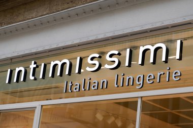 Bordeaux, Aquitaine / Fransa - 06 06 06 2020: intimissimi mağaza logosu İtalyan iç çamaşırı etiketi