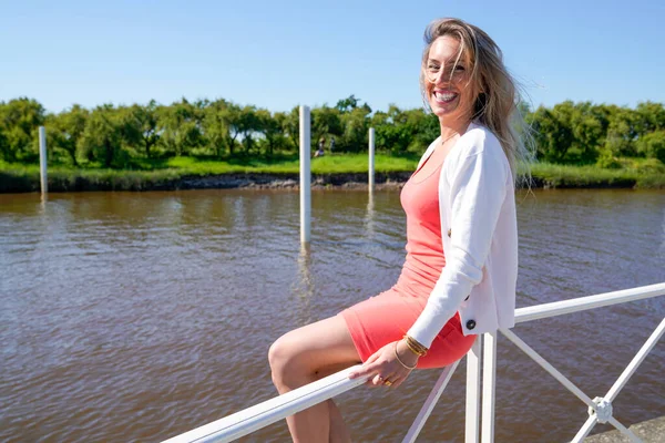 Schöne Junge Blonde Frau Sommerkleid Draußen Urlaub Wasser — Stockfoto