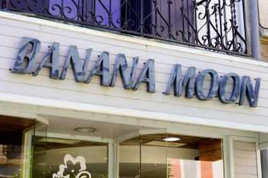 Bordeaux, Aquitaine / Fransa - 06 06 06 2020: Muz ay logosu mağazası Giyim Mağazası Perakende satış mağazası