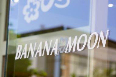 Bordeaux, Aquitaine / Fransa - 06 06 06 2020: Muz Ay logosu kadın mayo koleksiyonu mağazası