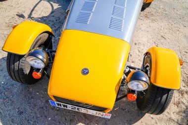 Bordeaux, Aquitaine / Fransa - 06 01 2020: Caterham Lotus yedi sarı ve çelik yarış arabası yakın çekim ayrıntıları