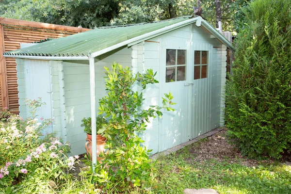 Green Wooden House Cabin Garden Vegetation Lovely Summer Meadow — Stock Photo, Image