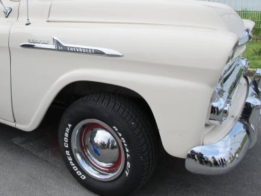Bordeaux, Aquitaine / Fransa - 06 10 2020: Chevrolet Apache 31 ayrıntı ön kaput logosu klasik pikap araba klasik