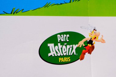 Bordeaux, Aquitaine / Fransa - 06 14 2020: Tematik eğlence parkının duvar girişinde Parc Asterix Paris logosu işareti