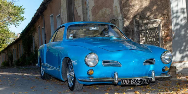 Бордо Аквитания Франция 2020 Volkswagen Karmann Ghia Blue Oldtimer Resto — стоковое фото