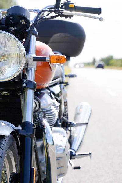 オートバイオレンジとヴィンテージ道路上に駐車 — ストック写真