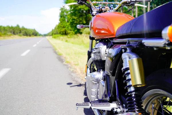 Moto Solo Aparte Ruta Vintage Motocicleta Naranja Estacionado Carretera Día —  Fotos de Stock