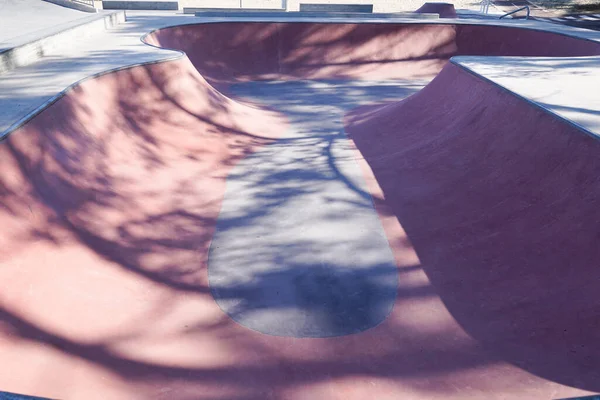 Moderno Nuovo Skatepark Rampe Grigio Rosa Colore Rosso Pattinatore Vuoto — Foto Stock